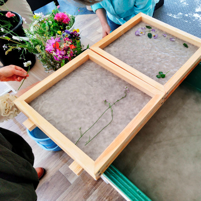 野の草花でつくる紙すき体験